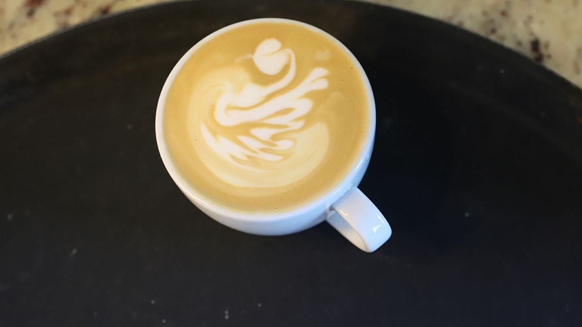 El café con leche que dolió en la cuenta: cuándo es legal cobrar extra por la deslactosada
