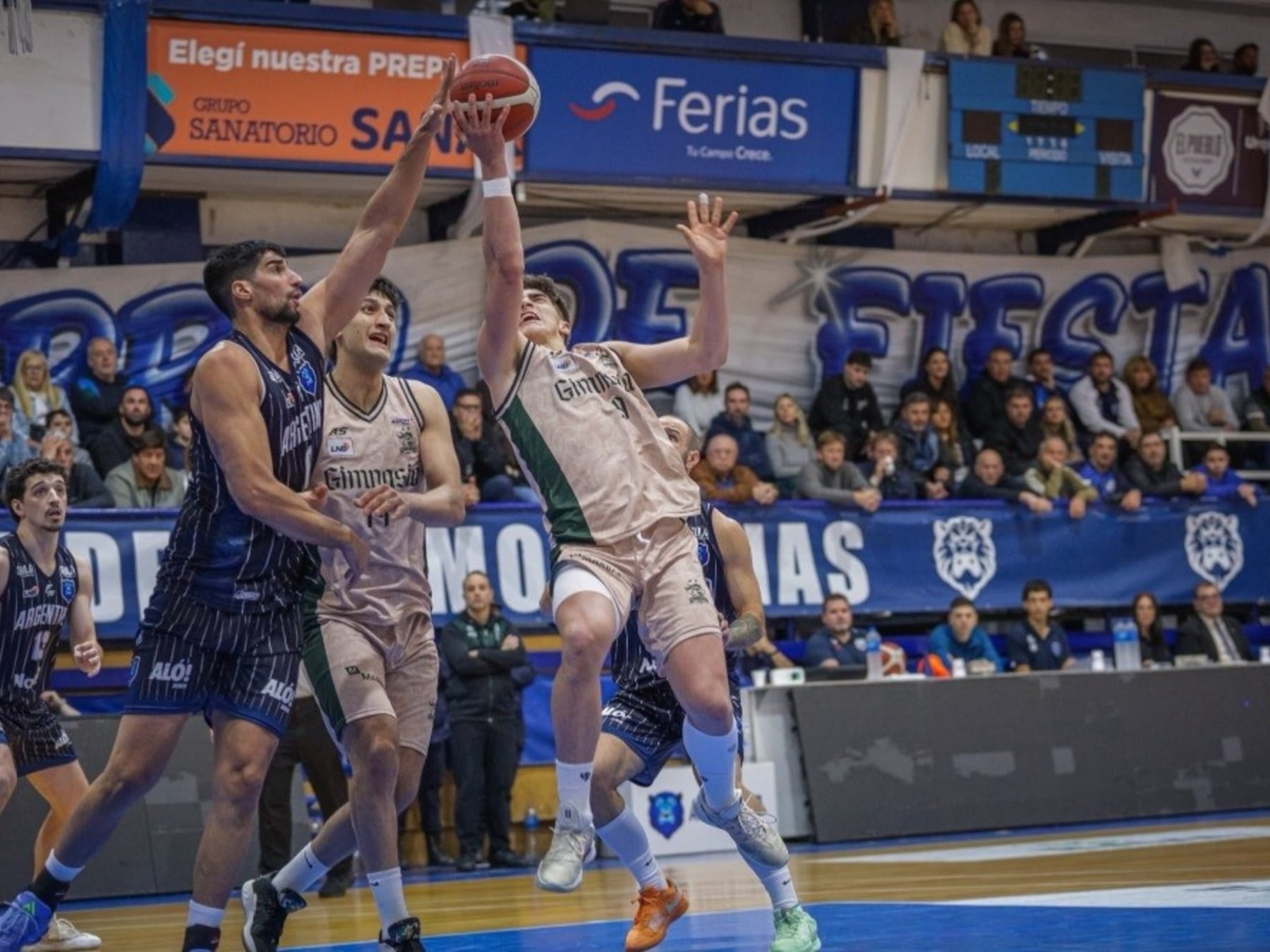 Lunes de infarto en la Liga: Atenas salvó la ropa en Córdoba y el campeón la rompió en Junín