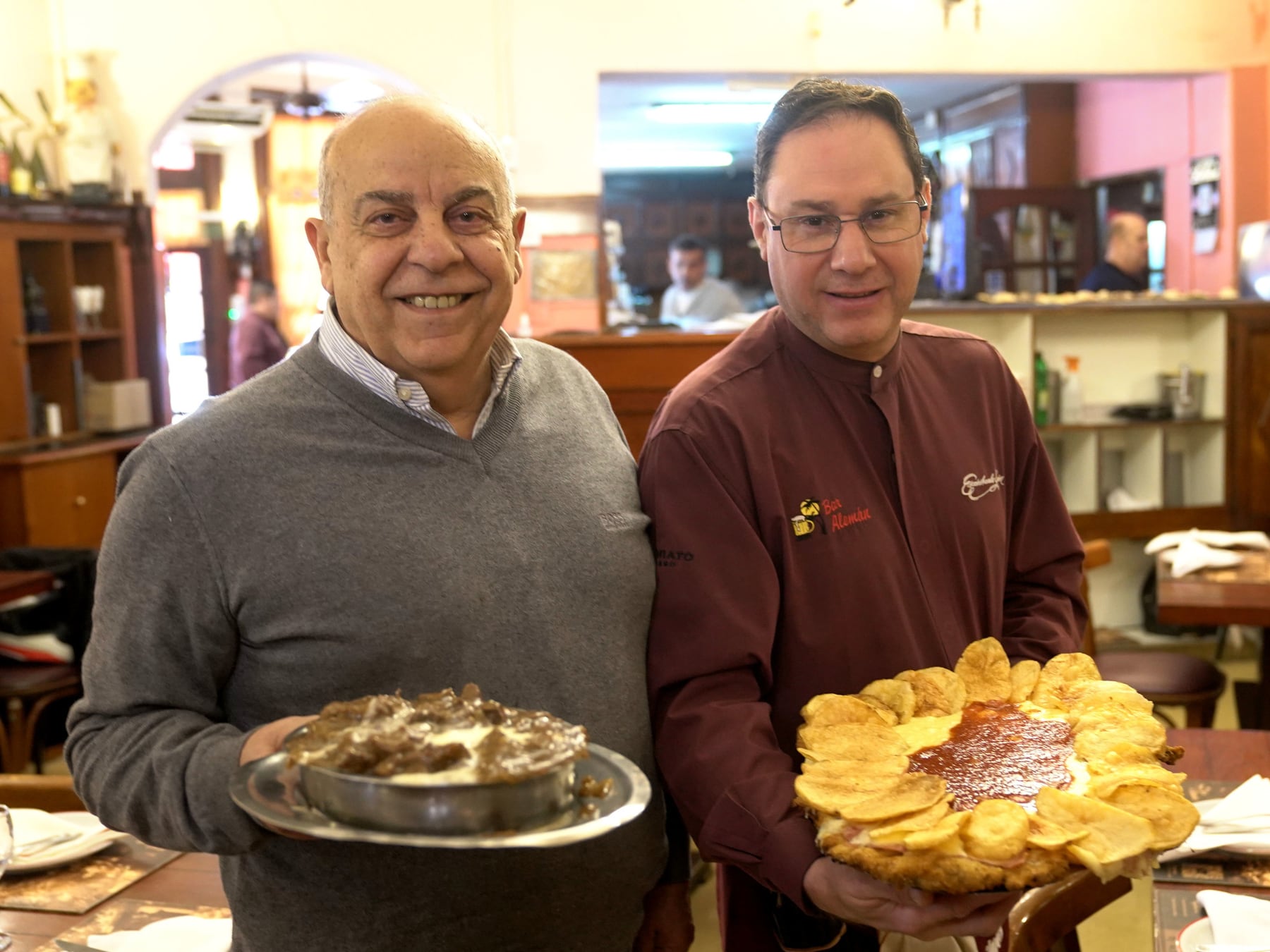 El bodegón de Villa Devoto que lleva 118 años resistiendo entre palmeras centenarias y milanesas para compartir
