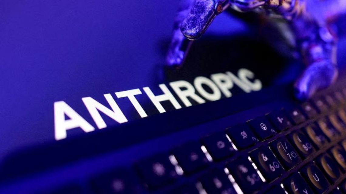 Anthropic mete a Claude en la mesa electoral estadounidense y deja al descubierto el negocio de las fake news políticas