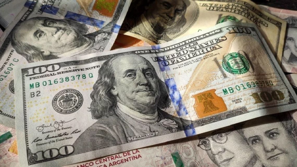 El blue retrocedió cinco pesos y quedó a tiro del oficial del Nación