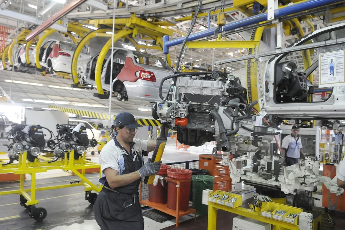 La industria corre con más del 40% de sus plantas apagadas y agosto dejó al descubierto la fragilidad del repunte