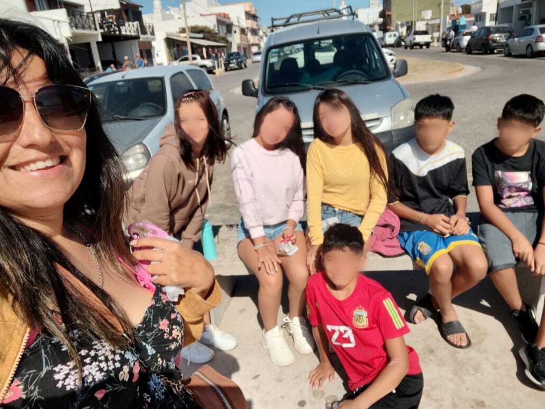 Una docente de La Plata adoptó a seis hermanos que conoció en el aula: "Son el amor de mi vida"