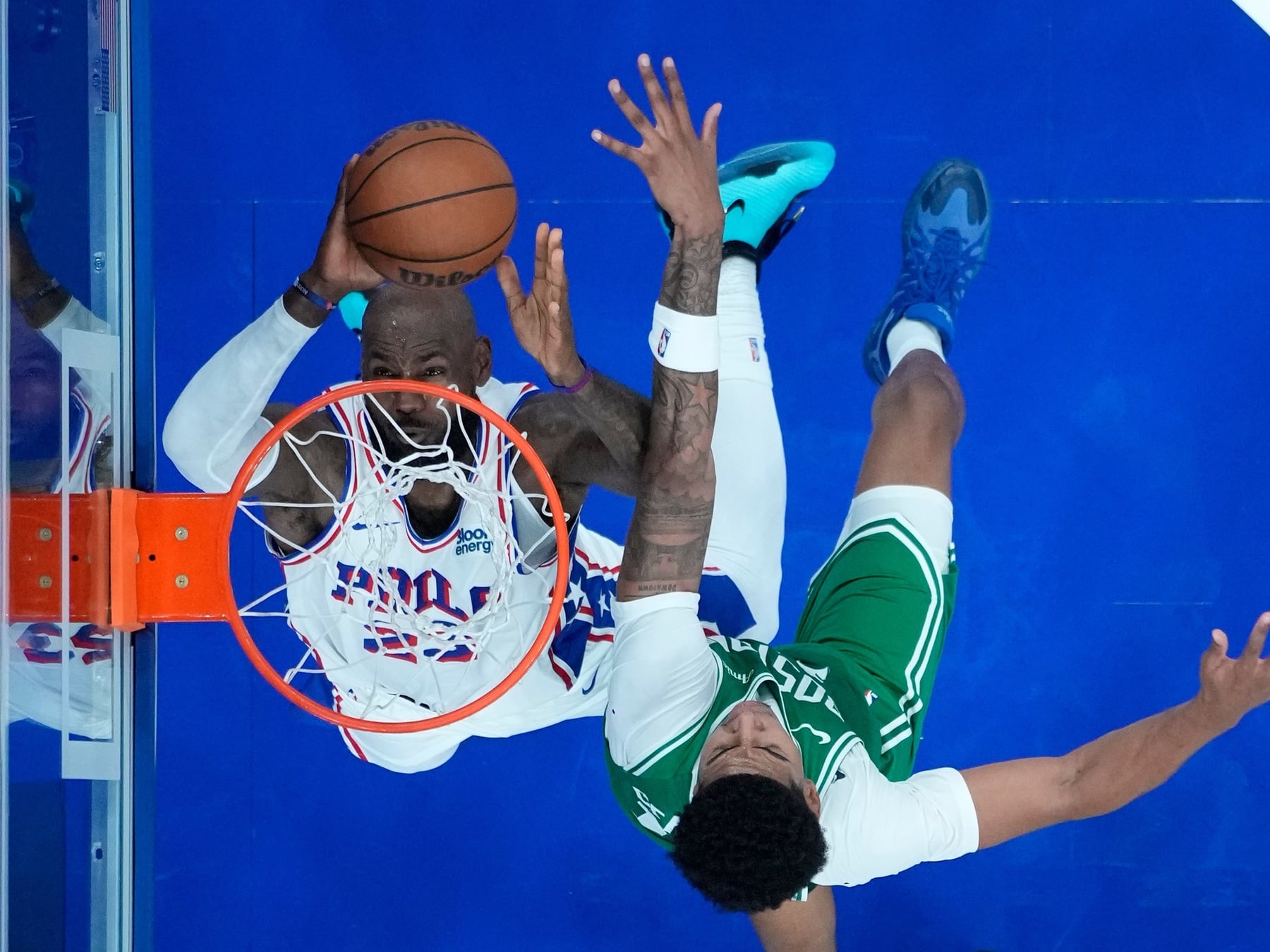 LeBron ya juega en casa y el Sixers todavía se está buscando