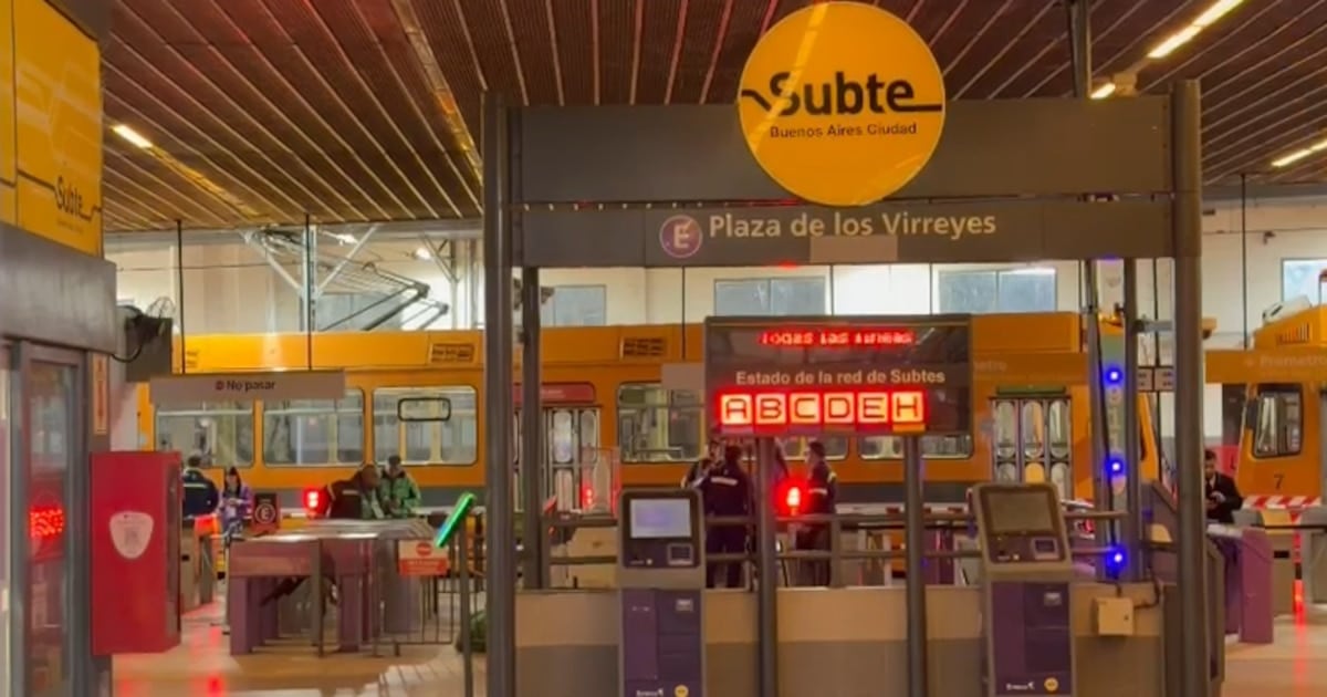 Dos delegados del subte quedaron detenidos durante una protesta y la red porteña se detuvo por completo