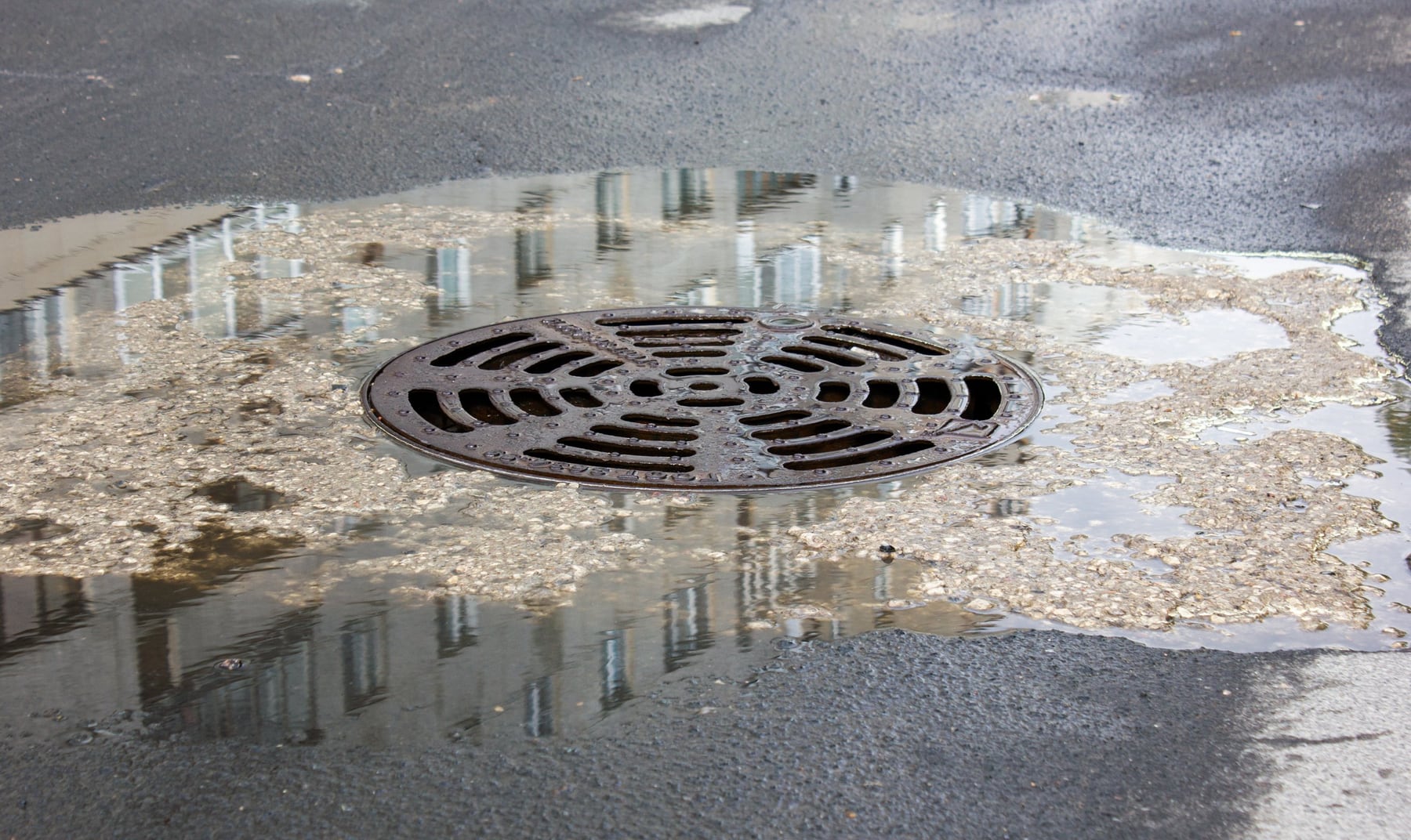 Tormentas en Neuquén: el municipio pide no levantar las rejas de los sumideros y reprogramar la basura hasta el viernes