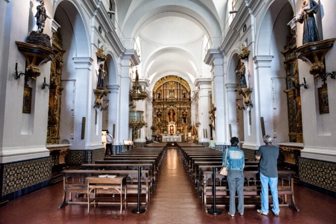 La parroquia de San Agustín se transforma en el punto de encuentro de los agitatedos por la visita papal
