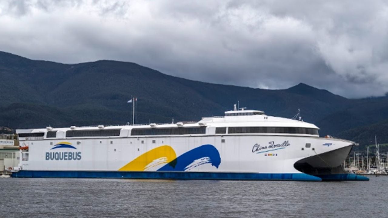Un catamarán a baterías comenzó a transportar pasajeros entre Buenos Aires y Colonia